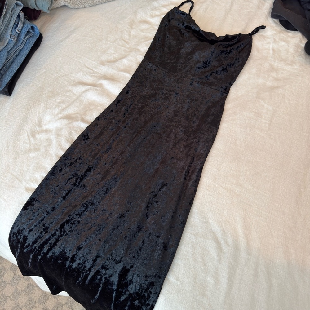 VELVET MIDI DRESS